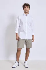 Camisa blanca a rayas verticales azules, de manga larga y cuello abotonado.