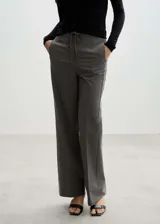 Pantalón de vestir gris con finas rayas verticales, corte recto y cintura con lazo ajustable.