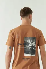 Remera color marrón con estampado en la espalda de una montaña nevada y texto con la definición de nieve.