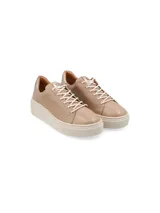 Sneaker Adelaida de cuero graneado color verde oliva, con cordones de algodón y suela elevada color crema.