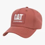 Gorro unisex color ladrillo con logo de Caterpillar bordado en un parche cuadrado en el frente. Tiene visera curva y cierre trasero ajustable con broche a presión.