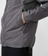 Campera gris de poliéster con capucha, cierre frontal con cremallera y botones a presión.