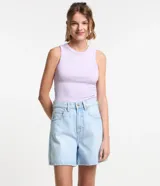 Short mom de jean celeste, con tiro alto, trabillas en la cintura, cierre tradicional por botón y cremallera y bolsillos.