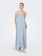 Vestido largo celeste de denim con breteles finos y escote en V.