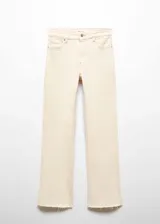 Pantalón de jean color crema, de corte flare y tiro alto, con cinco bolsillos y ruedo desflecado.