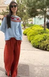 Sweater tejido blanco de hilo 100% algodón, con cuello redondo y diseño con motivos geométricos en el canesú en tonos rojo, verde, azul y negro.