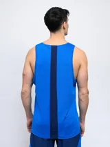 Musculosa de entrenamiento Umbro del Club Nacional de Football, color azul con detalles en blanco y cuello en V azul marino. Incluye logo de Umbro y escudo del club en el frente.