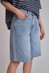 Bermuda de jean celeste con corte a la rodilla.