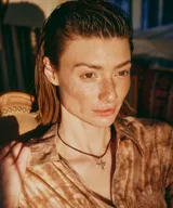 Collar con colgante de plata 950 con forma de crismón, que simboliza el nombre de Cristo en lengua griega. El colgante mide 2,7 cm x 1,1 cm y el largo del cuero es de 85 cm.