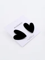 Par de aros tipo caravana con forma de corazón, color negro.