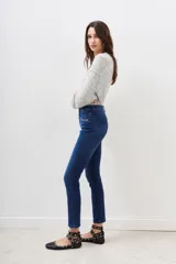 Jean de corte slim, tiro medio, confeccionado en denim azul con lavado localizado y detalles de hot fix en los bolsillos delanteros.