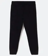 Pantalón jogger negro liso, con cintura elástica ajustable con cordón y bolsillos laterales.