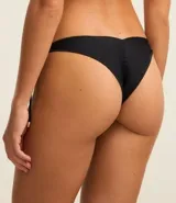 Bombacha de bikini negra con lazos laterales ajustables y detalle de volados en los bordes.