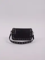 Bandolera negra de cuero con tachas plateadas, cierre superior y correa de cuero ajustable con tachas. Incluye correa corta de mano con tachas y bolsillo interno con cierre.