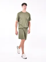 Short deportivo negro de poliéster con cintura elástica y logo estampado en la pierna.