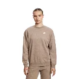 Buzo Nike Club Fleece color marrón claro con logo pequeño bordado en blanco en el pecho.