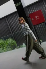 Pantalón ancho verde oliva con bolsillos cargo y aplique de cinta con rayas blancas en los laterales.
