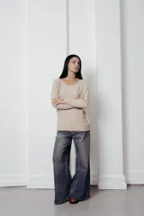 Sweater fucsia de tejido suave y ligero, con calce relajado, costura central y terminaciones acanaladas.