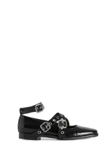 Chatas de cuero negro con tiras cruzadas y detalles de tachas.