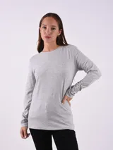 Remera básica de manga larga color gris claro, de corte clásico y material suave.