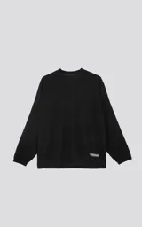 Sweater negro de corte holgado con cuello redondo y mangas largas.