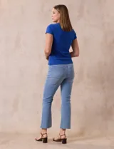 Remera azul marino de modal con textura acanalada, cuello redondo y mangas cortas con detalle de frunce en los hombros.