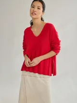 Sweater rojo de punto con escote en V y mangas 3/4.