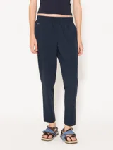 Pantalón babucha azul marino de tejido 4way de alta elasticidad, con cintura elastizada y detalle metálico JCH en el frente.