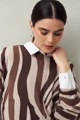 Sweater de punto liviano con estampado animal print estilizado en tonos neutros. De silueta relajada y tejido suave al tacto.