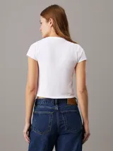 Remera blanca de algodón, corte slim y largo cropped, con cuello redondo y mangas cortas.