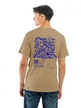 Remera celeste con estampado circular en el pecho, con texto en verde y negro.