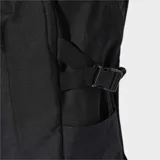 Mochila deportiva Adidas de color negro con tres franjas verticales blancas en el frente y logo de la marca en la parte superior. Cuenta con bolsillos laterales de malla y base reforzada.