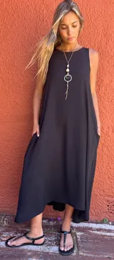 Vestido largo negro de seda opaca, con bolsillos laterales, diseño en la espalda, cortes laterales y corte en A.