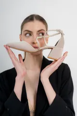 Zapato bajo de punta con diseño de tira cruzada en color plateado, con taco de 5 cm.
