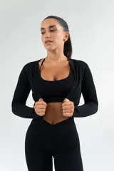 Campera de entrenamiento color burdeos, de corte ajustado y sin cierre, ideal para combinar con ropa deportiva.