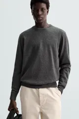 Jersey de hombre regular fit, color negro, tejido en hilatura de lana cashmere. Cuello redondo y manga larga con terminaciones en rib.