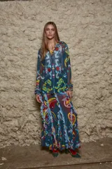 Camisa de tul elastizado con estampado paisley multicolor, corte clásico, cuello solapa, abotonada y con voladitos en las mangas. Similar a un talle M.