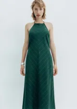 Vestido midi verde oscuro con estampado de rayas diagonales finas, cuello halter y tirantes finos.