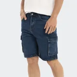 Bermuda de jean celeste lavado, estilo cargo, con bolsillos laterales con fuelle y cierre de botón y cremallera.
