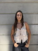 Blusa color crema con tirantes finos, escote en V y volados.