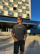 Remera gris nevada de corte holgado con estampado frontal de la frase "Brooklyn New York".