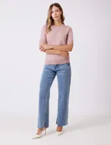 Buzo de punto fino color azul marino, con cuello redondo y mangas cortas.