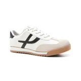Championes blancos con detalles en negro, de estilo deportivo y suela marrón.