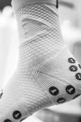 Medias deportivas blancas con logo de la marca en negro.