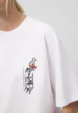 Camiseta blanca de algodón orgánico con corte relaxed fit, cuello redondo y manga corta. Presenta un bordado pequeño en el pecho.