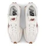 Championes New Balance modelo 327, color blanco con detalles en marrón y suela de goma color caramelo.