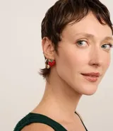 Kit de tres caravanas femeninas: un aro bicolor con colgante de corazón y esfera, un aro con colgante de esfera y una caravana botón de frutilla esmaltada.