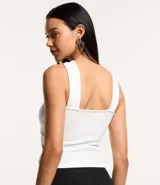 Blusa corta blanca de crepé, con breteles anchos, recorte en el busto y nudo en el escote.