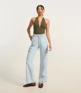 Pantalón de jean azul oscuro, corte recto y tiro alto, con bolsillos cargo laterales y cierre frontal con botón y cremallera.