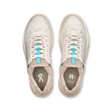 Championes urbanos de cuero sintético color blanco, con detalles en beige y celeste. Diseño minimalista con perforaciones laterales y logo de la marca en el lateral exterior.